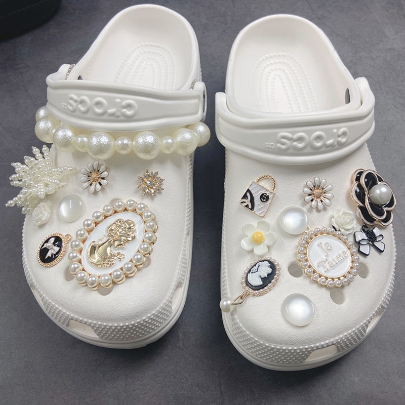 Jibbitz de Crocs: accesorios para personalizar tus sandalias - El Siglo